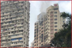 Mumbai: मुंबई में 20 मंजिला इमारत में भड़की आग, 15 लोग झुलसे, 6 से ज्यादा की मौत