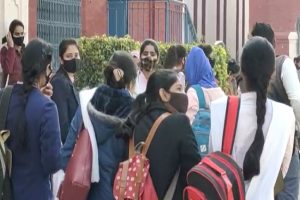 Hijab Row: सियासी रंग में रंगा हिजाब विवाद, यूपी में BJP युवा मोर्चा के कार्यकर्ताओं ने किया प्रदर्शन, ड्रेस कोड लागू करने की मांग