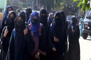 Hijab Ban: कर्नाटक के स्कूल-कॉलेजों में अभी जारी रहेगा हिजाब पर बैन, जानिए सुप्रीम कोर्ट के फैसले का क्यों नहीं पड़ेगा असर?