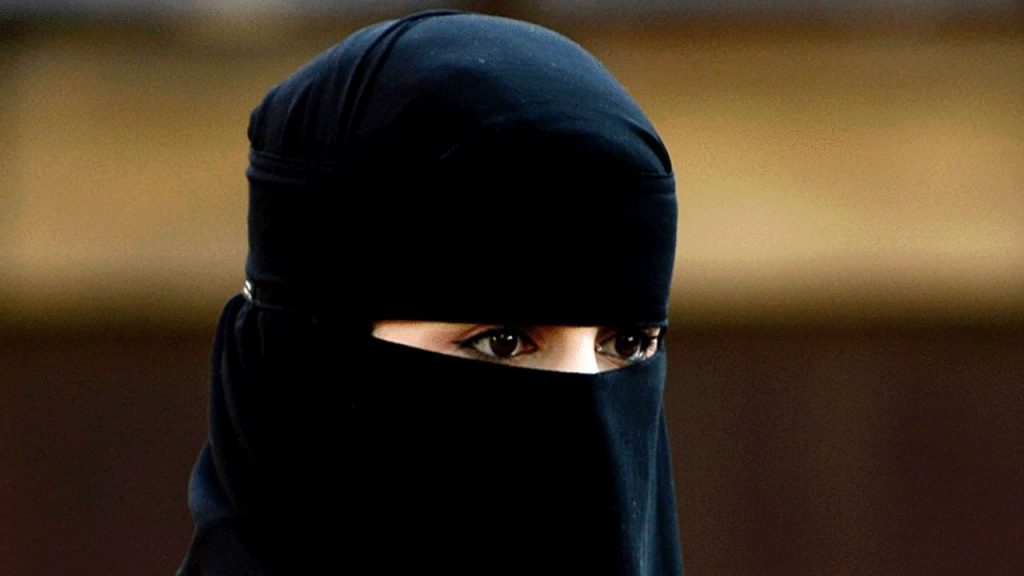Karnatakas-hijab-controversy-reached-Mumbai-controversy-over-ban-on-burqa-hijab