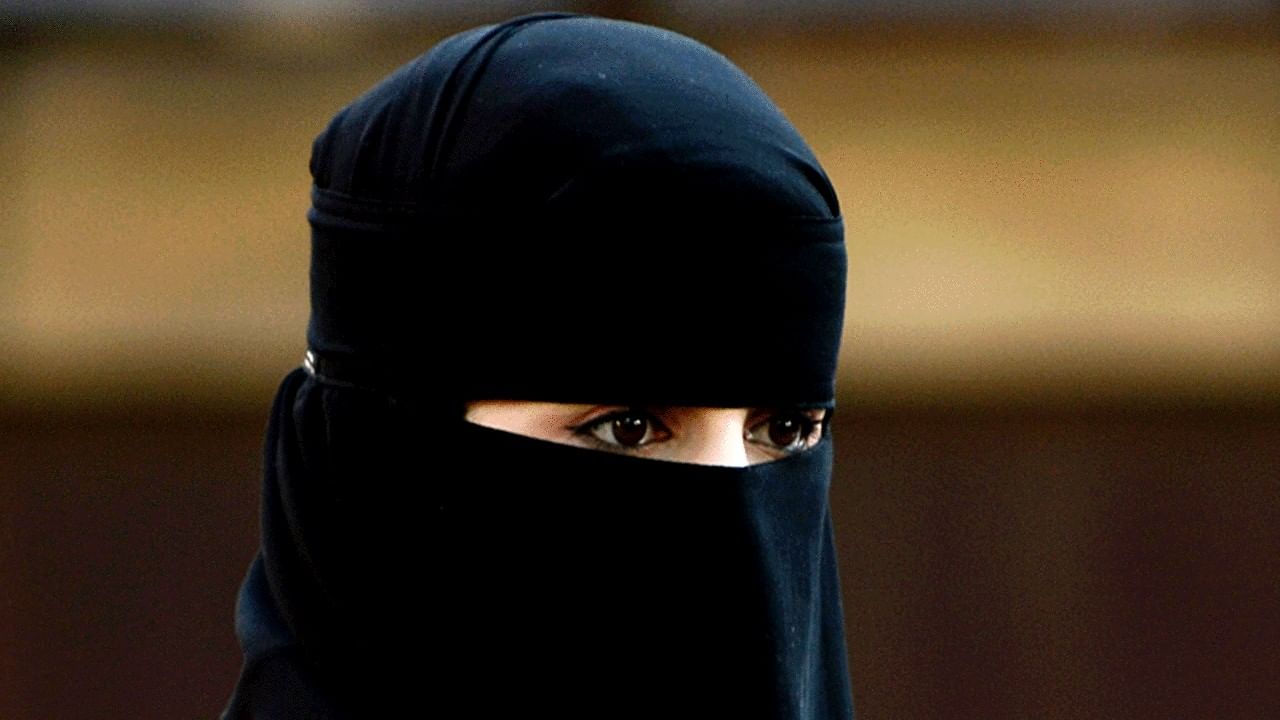 Hijab row: हिजाब विवाद पर कर्नाटक हाईकोर्ट ने सुनाया बड़ा फैसला, स्कूलों में हिजाब बैन को सही ठहराते हुए खारिज कर दी सभी याचिकाएं, Karnataka High Court has ...