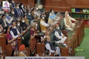 Budget 2022: इधर बजट पर PM मोदी ने सीतारमण को दी बधाई, उधर विरोधी दलों के सांसदों से मिलाया हाथ