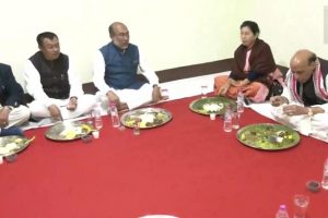 Rajnath Singh Manipur Visit: पुलावामा की बरसी पर कारगिल शहीद के घर पहुंचे रक्षा मंत्री, चुनाव प्रचार के बीच निकाला समय (वीडियो)