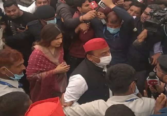 akhilesh with dimple vote