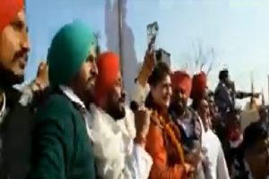 Punjab: भरे मंच से बिहार और यूपी वालों का अपमान करते रहे पंजाब के सीएम चन्नी और बगल में हंसती रहीं प्रियंका वाड्रा