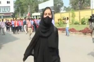 Karnataka Hijab Row: हिजाब गर्ल मुस्कान के घर मीडिया से बदसलूकी, इस सवाल पर भड़के घरवालों ने भगाया