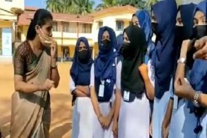 Hijab Row: कर्नाटक हाईकोर्ट के आदेश को भी नहीं मान रहीं मुस्लिम छात्राएं, अब हुई ये कठोर कार्रवाई