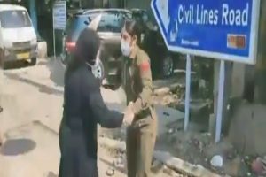 Video: गुरुग्राम में बुर्का पहनी विदेशी महिला की दादागिरी, ड्राइवर को मारा चाकू, फिर पुलिस से की हाथापाई