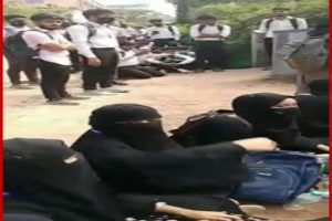 Hijab Row: कर्नाटक में हिजाब विवाद के बीच आज से खुले 10वीं तक के स्कूल, CM बोम्मई ने कहा- देशविरोधी ताकतों…