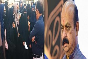 Karnataka Hijab Row: हिजाब विवाद पर बढ़ा बवाल, स्कूल-कॉलेज 3 दिनों तक बंद, CM बोम्मई का आदेश  