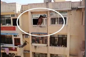 Indirapuram: चौथी मंजिल की रेलिंग के सहारे खिड़की साफ करती महिला का Video वायरल, होश उड़ा देगा वीडियो