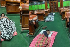 Karnataka: कर्नाटक विधानसभा में अनोखा विरोध प्रदर्शन, रातभर गद्दे- कंबल लेकर सोए कांग्रेस विधायक