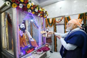Ravidas Jayanti: संत रविदास की जयंती पर मंदिर जाकर झूमे PM मोदी, मंजीरा बजाकर भजन में लिया हिस्सा