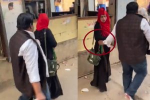 UP Polls: लाल टोपी वाले शख्स ने बुर्का पहनी महिला पर चिपकाया सपा का पोस्टर, खुलेआम गुंडागर्दी का वीडियो वायरल