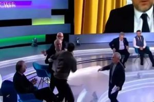 Video: जंग का अखाड़ा बना यूक्रेन का चैनल स्टूडियो? पुतिन की बुराई करने से किया इंकार तो एंकर ने नेता को मार दिया मुक्का, उसके बाद…
