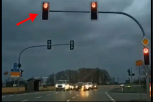 Viral Video: अजब-गजब नजारा, अचानक ट्रैफिक लाइट करने लगी डांस, वीडियो देख नहीं रोक पाएंगे हंसी