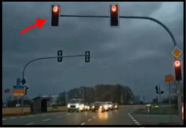 Viral Video: अजब-गजब नजारा, अचानक ट्रैफिक लाइट करने लगी डांस, वीडियो देख नहीं रोक पाएंगे हंसी