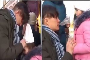Ukraine Viral Video: रूस के खिलाफ जंग लड़ने जा रहे पिता का इमोशनल वीडियो वायरल, बेटी के आंसू पोछते हुए आए नजर