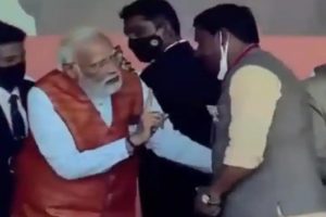 Video: भगवान राम की मूर्ति देने वाला दलित कार्यकर्ता छूने जा रहा था PM मोदी के पैर, फिर प्रधानमंत्री ने ऐसा करके जीता लोगों का दिल