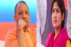 Video: डिंपल यादव की CM योगी पर अभद्र टिप्पणी, मुख्यमंत्री के कपड़ों की तुलना ‘जंग लगे रंग’ से की तो भड़के यूजर्स