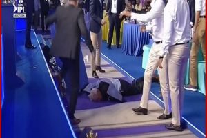 IPL AUCTION 2022: नीलामी के बीच हुई बड़ी घटना, नीलामकर्ता हफ एडमीड्स पोडियम से गिरे