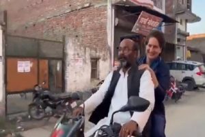 Video: जब बाइक में रोड़ शो करने निकली प्रियंका, ड्राडवर बने अजय लल्लू, लोगों ने ऐसे लिए जमकर मजे