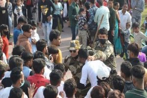 UP: ताजमहल में ऊर्स के दौरान शख्स ने लगाए ‘पाकिस्तान जिंदाबाद’ के नारे, पर्यटकों ने का फूटा गुस्सा, जमकर की धुनाई