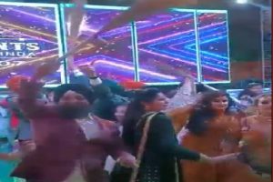 Video: पंजाबी शादी में दिखा ‘AAP’ का असर, हाथों में झाड़ू लिए झूमते नजर आईं महिलाएं