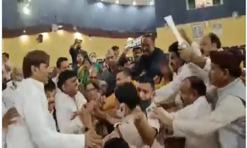 आपस में भिड़ गए ‘आप’ और BJP के पार्षद, जमकर चले लात घूसे, जानें किस बात पर हुआ विवाद