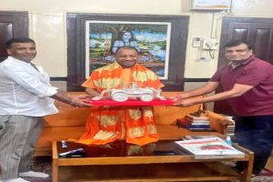 CM Yogi: गोरखपुर के व्यापारियों ने सीएम योगी को भेंट की चांदी की बुलडोजर
