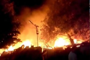 Delhi: दिल्ली के गोकलपुरी की झुग्गियों लगी भीषण आग, 7 लोगों की मौत