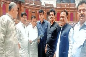 Lucknow: यूपी विधानसभा में सपा के 3 विधायकों ने खिंचवाई गैंगस्टर के साथ फोटो, मामला खुलने पर बोले- हम तो…