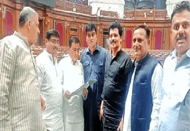 gangster mahfooz with sp mla in up assembly