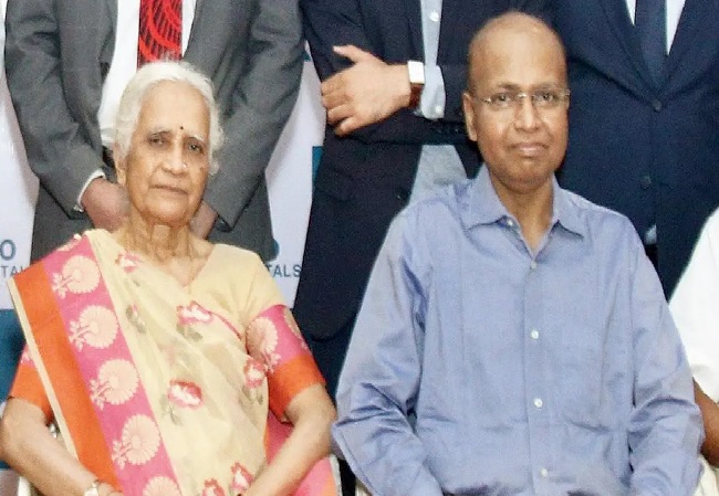Maharashtra: मुंबई में बुजुर्ग ने बनाया रिकॉर्ड, 81 साल की उम्र में बेटे को डोनेट की किडनी