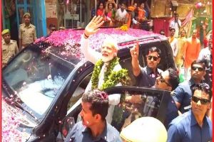 PM Modi rally: मोदीमय हुआ वाराणसी, मेगा रोड शो में उमड़े जनसैलाब में मोदी की एक झलक पाने को बेताब दिखे लोग