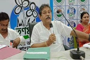 West Bengal: इधर ममता के MLA ने BJP समर्थकों को धमकाया, उधर चुनाव आयोग ने कर दिया सख्त एक्शन