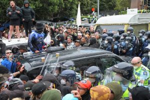 Uprising In New Zealand: कोविड प्रतिबंधों के खिलाफ न्यूजीलैंड में जमकर प्रदर्शन और आगजनी, पुलिस ने मिर्च स्प्रे किया; दर्जनों गिरफ्तार
