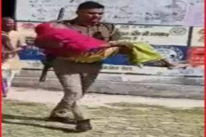 Up Election: UP विधानसभा चुनाव के बीच दिखा मोहक नजारा, जवान ने बुजुर्ग ‘मां’ को गोद में उठाया तो वायरल हो गया वीडियो