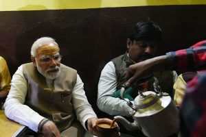 Varanasi: रोड शो और चाय पीने के बाद वाराणसी में फिर देर रात घूमते दिखे PM मोदी, जानिए क्या थी वजह