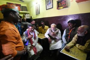 PM Modi: वाराणसी में प्रचार करने पहुंचे PM मोदी ने ‘चाय पर चर्चा’ कर विरोधियों को दिया बड़ा संदेश, देखिए वायरल तस्वीरें