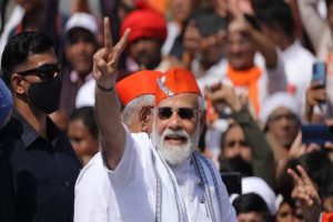 PM Modi In Gujarat: 4 राज्यों में जीत का डंका बजाने के बाद PM मोदी पहुंचे अहमदाबाद, रोड शो में उमड़ा जनसैलाब