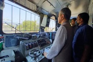 Indian Railway: अश्विनी वैष्णव के लिए ‘सुरक्षा कवच’ बनी भारतीय रेलवे, सामने से आ गई तेज रफ्तार ट्रेन, फिर ऐसे बची जान