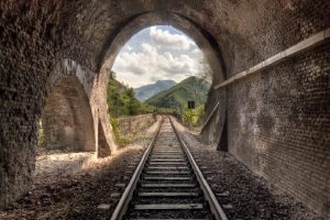J&K: जम्मू-कश्मीर में रेलवे ने कर दिखाया कमाल, सख्त पहाड़ को भेदकर बना डाली 2 किलोमीटर लंबी सुरंग