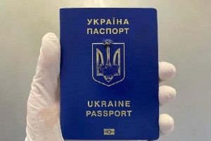 Russia-Ukraine: यूक्रेनी पासपोर्ट बना बच्चे के लिए सुरक्षा कवच, ऐसे बचाई बंदूक की गोली से मासूम की जान