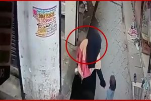 Video: बुर्का पहन कुछ इस तरह महिला ने किया 3 साल के बच्चे का अपहरण, वायरल हुआ वीडियो