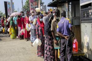 Sri Lanka: श्रीलंका में कर्फ्यू हटाया गया, इमरजेंसी जारी रहने के बीच पूरी कैबिनेट का भी इस्तीफा