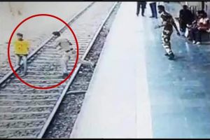 VIDEO: हाई स्पीड ट्रेन के आगे कूदा लड़का, तभी उसे बचाने के लिए कांस्टेबल ने लगा दी छलांग, फिर आगे जो हुआ…