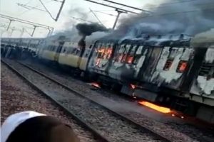 Uttar Pradesh: सहारनपुर से दिल्ली जा रही पैसेंजर ट्रेन में लगी भीषण आग, दो बोगियां जलकर राख
