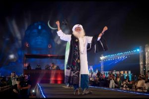 Sadhguru Dance: शिवरात्रि के मौके पर भक्ति गीतों पर झूमते दिखे सद्गुरु, वायरल वीडियो में दिखा सद्गुरु का जबरदस्त डांस