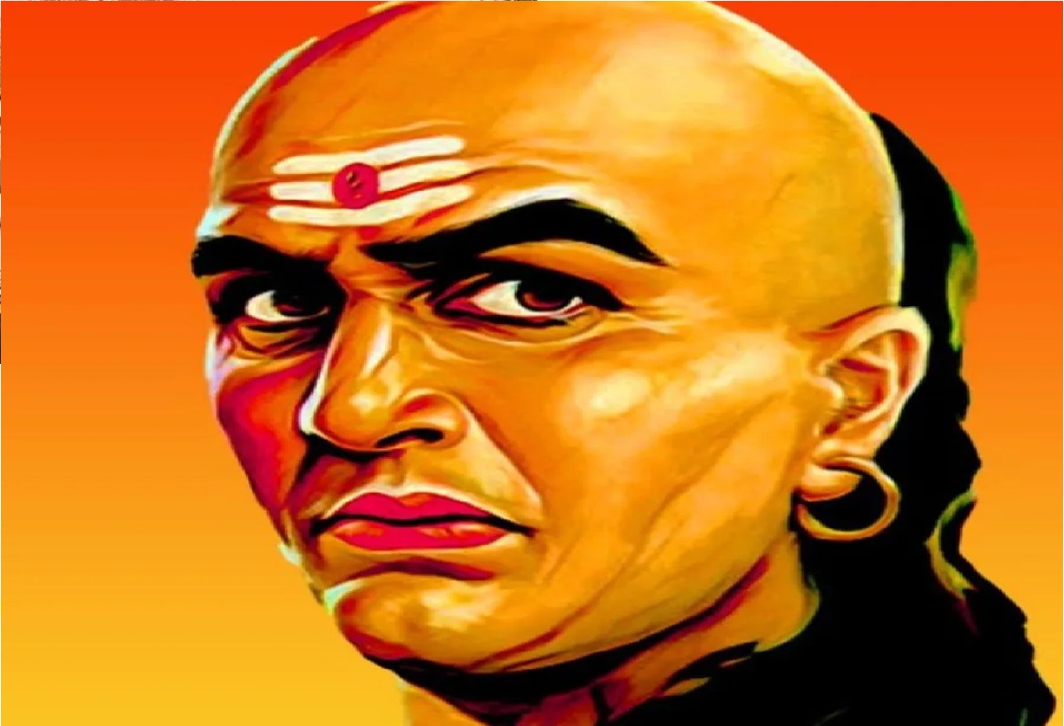 Chanakya Niti: कभी न करें ऐसे 3 लोगों की मदद, आपके लिए ही बढ़ा देते हैं परेशानी